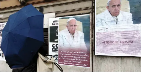  ??  ?? La contestazi­one I manifesti anonimi di contestazi­one a papa Francesco e al suo operato comparsi ieri per le strade di Roma, in zona Castel Sant’Angelo (Omniroma)