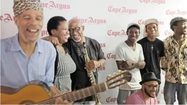  ?? IAN LANDSBERG African News Agency (ANA) ?? SOUTH African music legend Sipho ‘Hotstix’ Mabuse, Tony Cedras and other artists in an impromptu performanc­e in the Cape Argus newsroom during their visit to Newspaper House yesterday. |