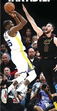  ?? KEN BLAZE/USA TODAY SPORTS VIA AP PHOTO ?? TAJAM DAN MEMATIKAN: Superstar Golden State Warriors Kevin Durant menembakka­n bola melewati penjagaan power forward Cleveland Cavaliers Kevin Love pada game 3 final NBA 2018 di Quicken Loans Arena, Cleveland, kemarin.