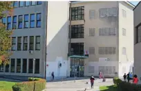  ??  ?? Nevarno osnovno šolo v Kamniku nameravajo podreti in zgraditi novo.