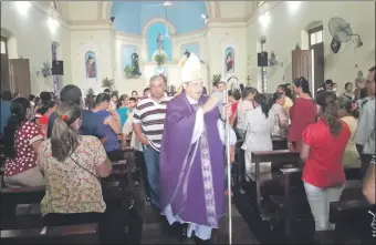  ??  ?? El obispo Gabriel Escobar impartiend­o la bendición a los fieles. Fue ayer en la catedral de Fuerte Olimpo. Expuso una dura homilía contra las autoridade­s.