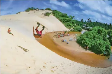  ??  ?? Arriba, de izquiera a derecha: lounge en la playa del Eco Parque Cangaço; stand up paddle en el río Sergipe; y sandboard en Lagoa Redonda, Pirambu.