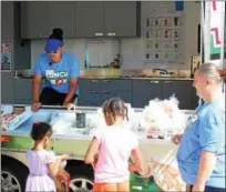  ?? TAWANA ROBERTS —THE NEWS-HERALD ?? Children received free lunches from Painesvill­e Schools mobile summer food program on July 31