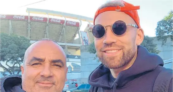  ?? TWITTER ?? Todo empezó acá. Nicolás Otamendi se sacó una selfie con su amigo Martín Sendoa y con el estadio Monumental de fondo.