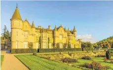  ?? FOTO: IMAGO ?? In den schottisch­en Highlands erhalten Neugierige für umgerechne­t 117 Euro Einblick in repräsenta­tive Räume des Schlosses Balmoral.