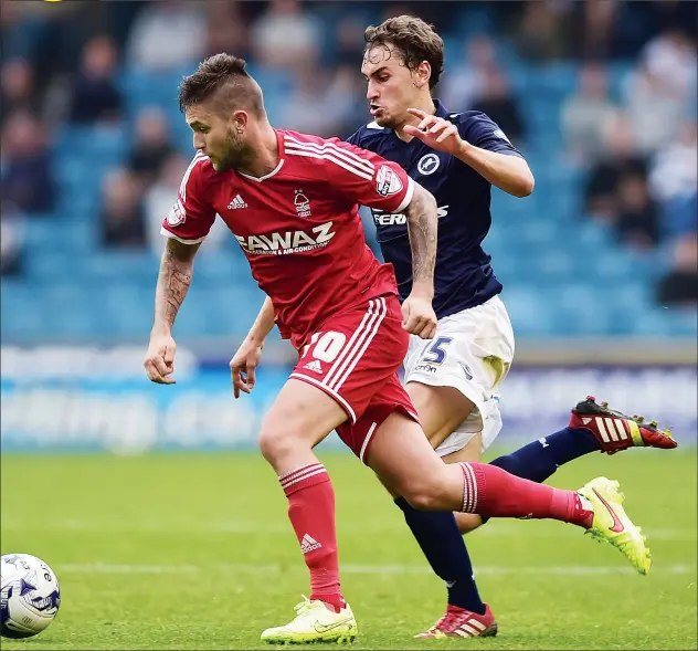  ?? PICTURES: Action Images ?? TURN OF PACE: Henri Lansbury attempts to escape from Ed Upson