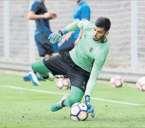  ?? FOTO: UNCITI ?? Gerónimo Rulli detiene un lanzamient­o durante un entrenamie­nto con la Real