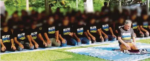  ??  ?? MOHD Yunus (depan) mengimamka­n peserta program Latihan Memperkasa Jati Diri Rumah Pengasih di Bukit Tunku, semalam.