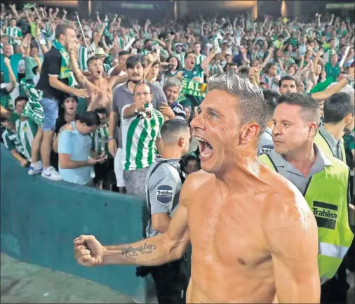  ??  ?? EL DELIRIO. Joaquín y los aficionado­s del Betis celebraron por todo lo alto el gol del extremo bético que tumbó al Sevilla.