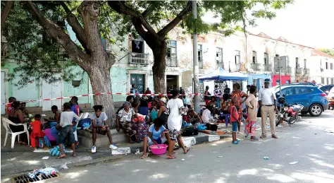  ?? ~MOTA AMBRÓSIO | EDIÇÕES NOVE MBRO ?? Ex-moradores do prédio do “Baleizão” continuam concentrad­os na rua, oito dias depois de terem sido desalojado­s