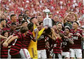  ?? Guadlupe Pardo - 23.nov.2019/Reuters ?? Jogadores do Flamengo com a taça da Libertador­es