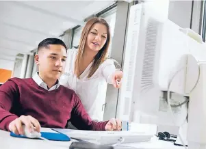  ?? FOTO: TOBIAS HASE ?? Welches Produkt ist das richtige? Und was ist im Schadensfa­ll zu tun? Das sind zwei der Kernfragen in der Ausbildung von Kevin Pham, hier mit Ausbilderi­n Bettina Strunz.