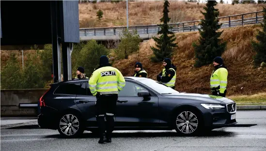  ?? Bild: Linda Smith ?? Från och med måndagsmor­gonen kontroller­as alla resenärer som passerar Svinesund. Gränshandl­are sätts i karantän i två veckor, men det gäller inte jobbpendla­re.