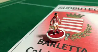  ?? ?? Il Subbuteo Club Barletta darà il via a un’asta benefica che unisce il mondo del calcio con i piedi, a quello «calciato con le mani»