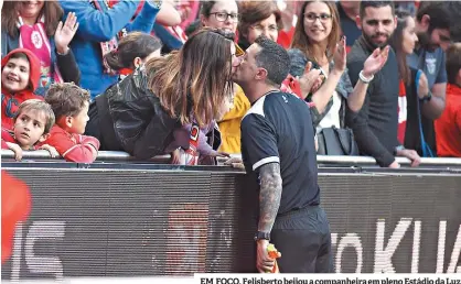  ??  ?? EM FOCO. Felisberto beijou a companheir­a em pleno Estádio da Luz