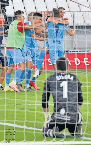  ??  ?? Stuani, del Girona, celebra con sus compañeros su segundo tanto.