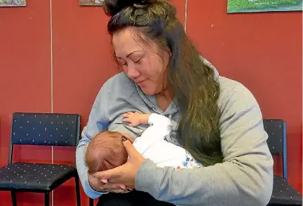  ?? JARED NICOLL/STUFF ?? Deanna Quinn feeding one-month-old daughter Irie McMenamin. Porirua’s North City mall has apologised after she was told she could not feed Irie in its foodcourt. Deanna Quinn
