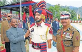  ?? HT PHOTO ?? Lieutenant governor Girish Chandra Murmu (left) and DGP Dilbagh Singh during the pipping ceremony
■ at the passing-out parade in Reasi district of Jammu on Thursday.