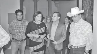  ?? /CORTESÍA ?? El gobernador José Rosas Aispuro Torres y la alcaldesa María Luisa González Achem dieron a conocer el Festival Internacio­nal Lerdantino 2019