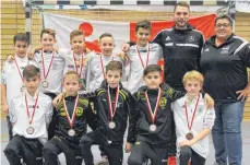  ?? FOTO: MARKUS PEIKER ?? Die U12 des Stützpunkt­es Aldingen mit Auswahltra­iner Marco Aicher (stehend Zweiter von rechts) kam beim Auswahltur­nier auf den dritten Platz. Rechts im Bild Bezirksjug­endleiteri­n Monika Alt.