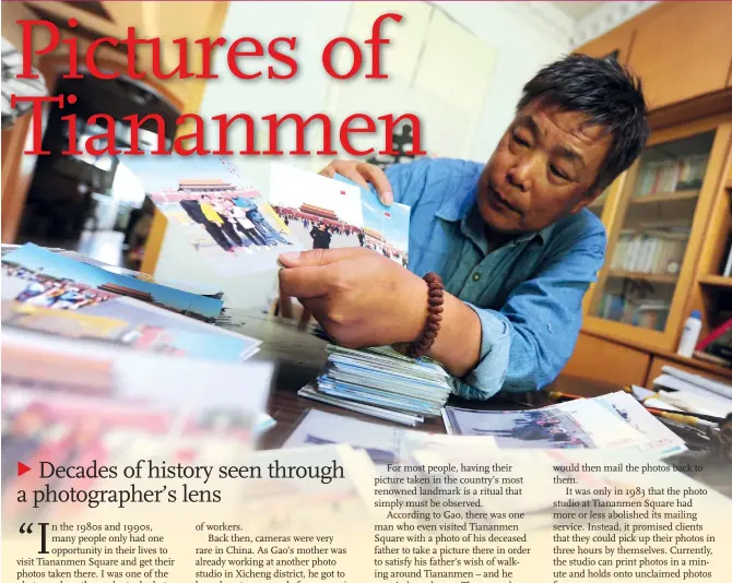  ?? CFP Photo: ?? Gao Yuan shows photos that he has taken at Tiananmen Square.