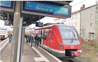  ?? FOTO: KEMPNER (ARCHIV) ?? Die S-Bahn-Linie S 1 gehört zu den wichtigste­n Verkehrsmi­tteln in der Region. Jeden Tag fahren Tausende mit den Zügen vom Hauptbahnh­of Solingen (Bild) in Richtung Düsseldorf, Ruhrgebiet und zurück.