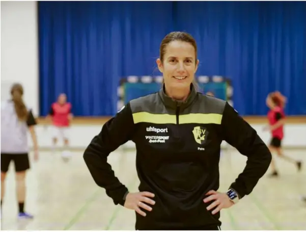  ?? Foto: Nadine Vogt ?? Ereignisre­iches 2022: Trainerin Petra Linder vom TSV Frommern ist „Dfb-amateurfuß­ballerin des Jahres“.