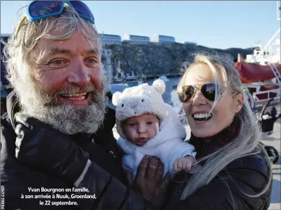  ??  ?? Yvan Bourgnon en famille, à son arrivée à Nuuk, Groenland, le 22 septembre.