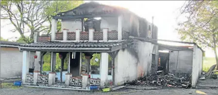  ??  ?? La maison a été entièremen­t détruite par les flammes