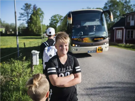  ?? Bild: ROGER LARSSON ?? NÖJD. Nu slipper Philip Salamon Ferman gå längs Gamla Nissastige­n till skolan i Oskarström. Förvaltnin­gsrätten gav honom rätt till skolskjuts.