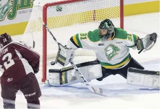  ?? DEREK RUTTAN LONDON FREE PRESS ?? Dustin Hutton, seen scoring for the Peterborou­gh Petes against the London Knights, has been picked up on waivers by the Kingston Frontenacs, where he hopes to be a regular in the lineup.