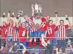  ??  ?? CAMPEONAS. El Atlético de Madrid ganó su primera Copa en 2016.