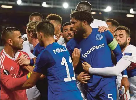  ?? DM PIC ?? A fracas broke out involving players from Everton and Olympique Lyon with the trouble even spilling into the crowd as the huddle reached the advertisin­g hoardings at Goodison Park on Thursday.