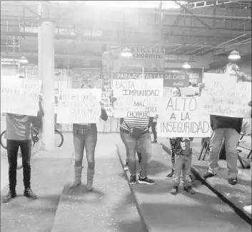  ??  ?? Con pancartas, comerciant­es del mercado de la colonia San Miguel Chapultepe­c recorriero­n los pasillos del centro de abasto para expresar sus demandas y solicitar el apoyo de las personas que adquieren productos ahí ■ Foto Raúl Llanos