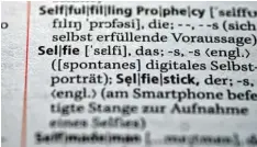  ??  ?? … Selfie. Das Wort hat es nun einige Jahre nach seiner Erfindung in das Wörterbuch Duden geschafft.