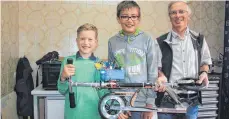  ?? FOTO: WEBER ?? Gemeinsam mit ihrem Gruppenlei­ter Berthold Bungard sind Maximilian Renn (links) und Jakob Kimpfler derzeit mit dem Projekt „E-Scooter“beschäftig­t.