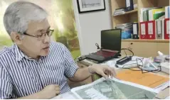  ?? ?? Engr. Loben Ceballos, officer-in-charge of the City Engineerin­g Office, presents the proposed two-hectare site plan in preparatio­n for the developmen­t projects in Bacolod City.