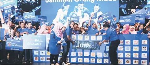  ??  ?? Khairy launches the manifesto ‘Jaminan Orang Muda’ for youth in 14th General Election (GE14) at Merdeka Hall, Putra World Trade Centre (PWTC). Also present is Khairul (front right) and Mas Ermieyati. — Bernama photo