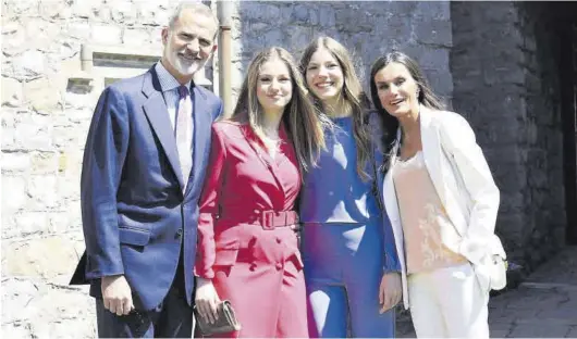  ?? CASA DEL REY / EUROPA PRESS ?? Felipe VI, la princesa Leonor, la infanta Sofía y la reina Letizia, ayer tras el acto de graduación de la heredera en UWC Atlantic College de Gales.