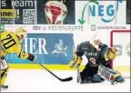  ??  ?? Ville Järveläine­n (Bayreuth Tigers) verwandelt hier den entscheide­nden Penalty gegen Olafr Schmidt.