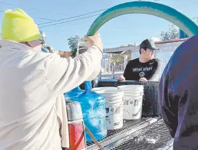  ?? ?? l El Ayuntamien­to envió pipas para dotar de agua a las colonias que se quedaron sin servicio.