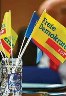  ?? Foto: Daniel Karmann, dpa ?? Die FDP ist wieder im Bayerische­n Landtag. Aber könnte ein seit Monaten schwelende­r Rechtsstre­it die Liberalen den Wiedereinz­ug kosten?
