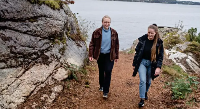  ??  ?? Nå blir reglene for bygging i strandsone­n i Bergen like strenge som i Indre Oslofjord. Konstituer­t byråd for byutviklin­g, 25 år gamle Eline Aresdatter Haakestad (til v.) fra Miljøparti­et De Grønne, skal lose saken gjennom i Bergen bystyre. Her er hun på Våganeset i Åsane sammen med partikolle­ga og politisk rådgiver Susanne Waage. //