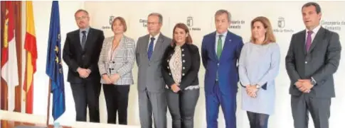  ?? ABC ?? La consejera de Fomento, Agustina García Élez, con los representa­ntes de las entidades financiera­s