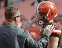  ?? JEFF HAYNES - THE ASSOCIATED PRESS ?? Browns head coach Gregg Williams talks quarterbac­k Baker Mayfield before game against Chiefs. Many teams think it’s best to throw rookie QBs right into the fire to learn on the job. Others prefer to gradually work them into the offense.