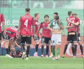  ??  ?? El Alavés celebra el gol de Santos El tercero que confirmaba la goleada sobre el Betis