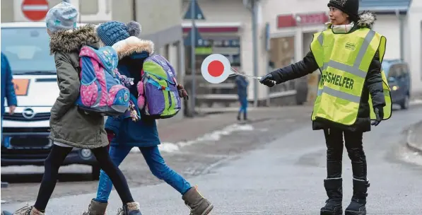  ?? Foto: Bernhard Weizenegge­r ?? Zehn Schulweghe­lfer betreuen in Mering morgens und mittags die Kinder auf ihrem Weg – hier vor der Luitpoldsc­hule.