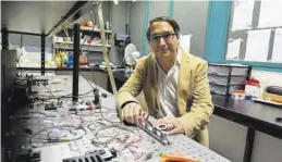  ??  ?? El investigad­or Vicente Durán, en su laboratori­o de la UJI.