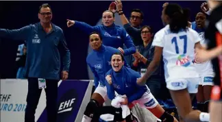  ??  ?? Tout à l’heure, dans le chaudron de Bercy en fusion, les filles d’Olivier Krumbholz devront se transcende­r pour terrasser leur bête noire venue de Russie. (Photo AFP)