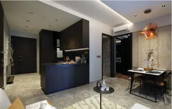  ?? PICTURES: SAMUEL ISAAC CHUA/THE EDGE SINGAPORE ?? Showflat of a 700 sq ft, two-bedroom deluxe unit; there are 110 such units within the developmen­t